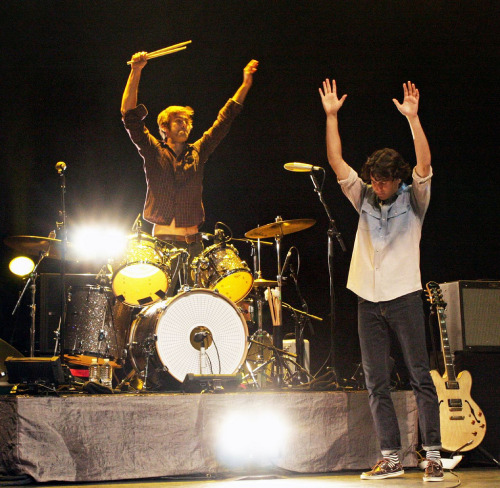 ctdoesthings:CT and Ezra take a break during the set to ask the audience to join them in praising ou