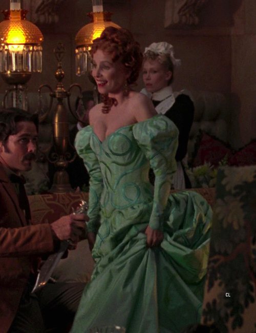 costumeloverz71: Lucy Westerna (Sadie Frost) Green embroidered gown… Bram Stoker’s Drac