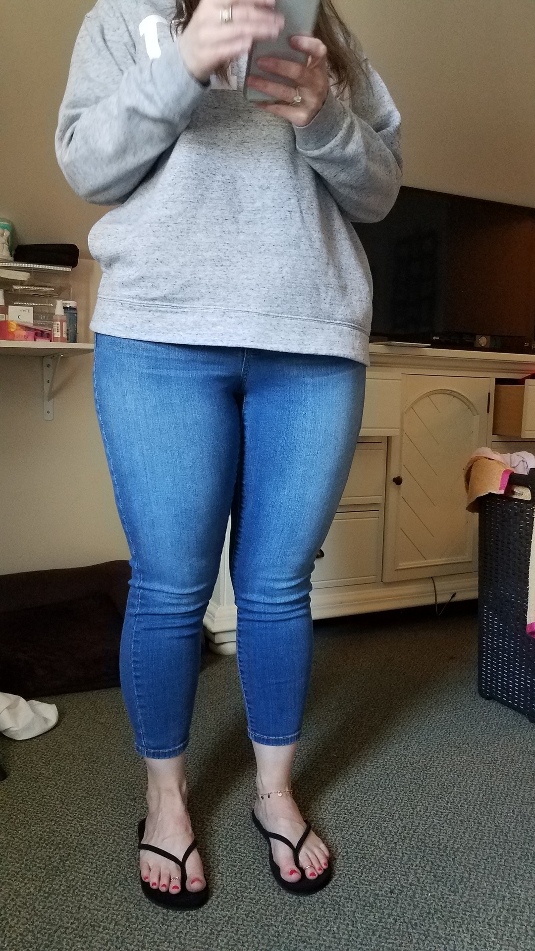 myprettywifesfeet:  My pretty wife in her capris and flip flops all ready to go run