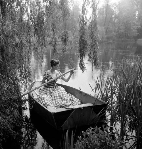 vintagefashionandbeauty:Photographed by Cecil Beaton for Vogue, 1948. (x)