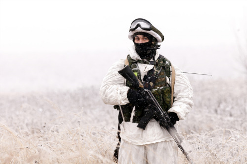 militaryarmament: Russian airborne troops (VDV) during winter warfare training.