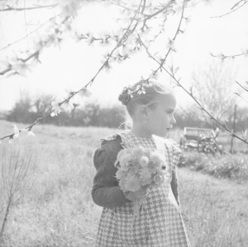 Marcelle Vallet (1907-2000)Petite fille au bouquet de fleur
