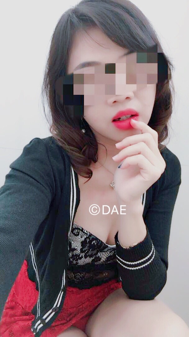 darkangeleyes:  Feelin’ cheeky at office…