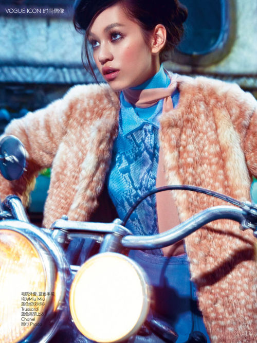 “Black Rainbow”Mizuhara Kiko by Dusan Reljin in Vogue China Collections Pre-Fall 2014 Translation:Ninagawa Mika says that Mizuhara Kiko possesses “a face more intriguing than mere beauty.” In order to satisfy her curiosities about