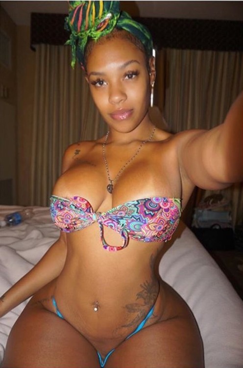 pandasupremefan: #PandaSupreme Such a hot body, love all the curves.