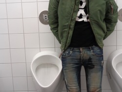 skinnyfotze:  meine Fotze pisst auf der Klappe ….. was geil!!!!!!!!!!i 