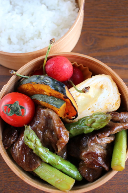 Beef stir-fried with asparagus & oyster sauce,... | Le Bento