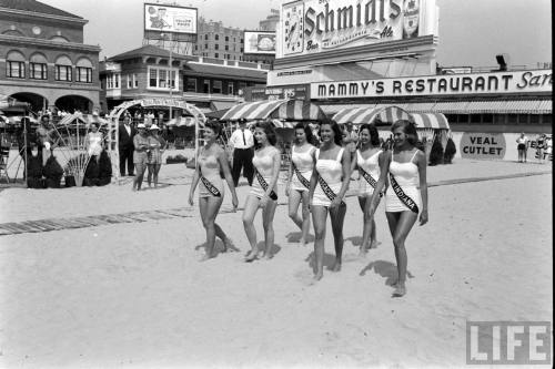 Miss America contestants invade Atlantic City(Peter Stackpole. 1957?)