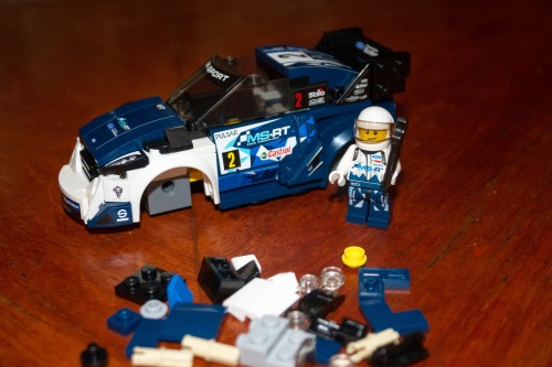 en esta cuarentena me puse a armar este Lego, es un Ford Fiesta WRC del equipo de Rally M-SportFue u