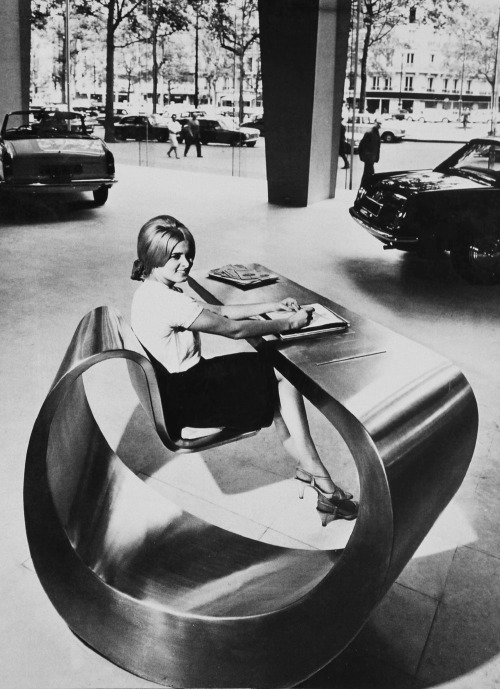 vintageeveryday:  In 1966 Ben Swildens in collaboration with Max Ingrand, designed this desk for Peugeot’s relocated headquarters to Avenue de la Grande Armée in Paris. Also assisting with the design were architects Louis, Luc and Thierry Sainsaulieu.