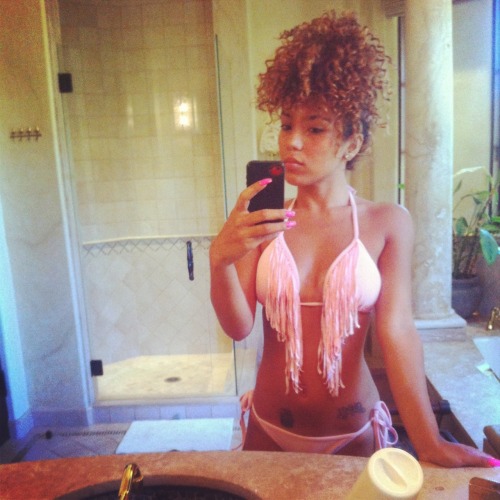 staceyhash:  Swimsuit ready. 