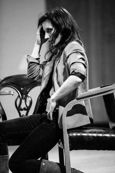 shakespeareweekly:Kate Fleetwood in rehearsal for National Theatre’s King Lear (2014) (ph. Mark Doue