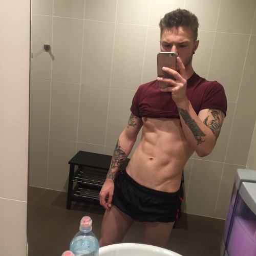 yourbrothershotfriend:  Insta: sarpa_vr Snapchat: stevekowalczyk
