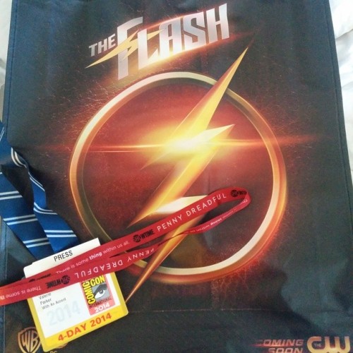 withanaccent:
“ Comic con! #sdcc @cw_theflash #theflash
”