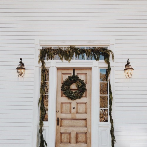 Simple things, as hanging garland over door creates a perfect look