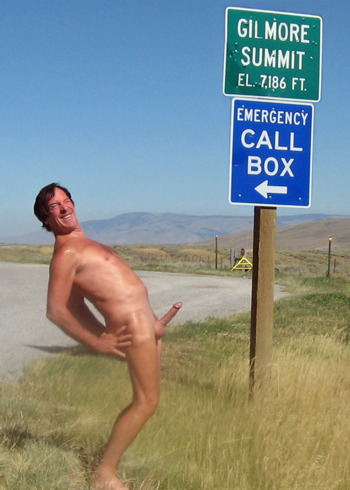 dekanuk:  dekaNuk’s archive of naked exhibitionist men 