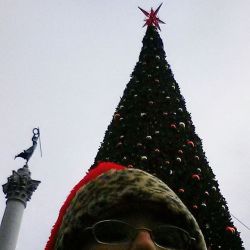 Still in the holiday spirit! #unionsquare #santarchy #santacon #santaconsanfrancisco #femdom #mistress #aliceinbondageland #goddess #vacation #holidays #holidayseason #selfie #holidayselfie #christmas #ChristmasTree #statue #silly #santahat 🎅 🎄