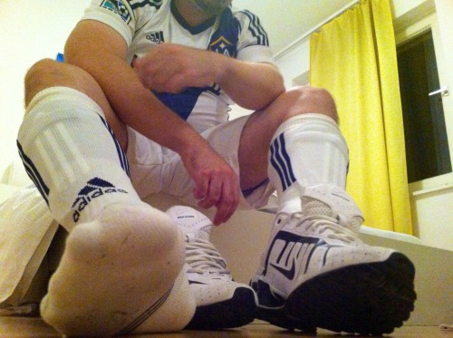 fuckyeahmalefeet:  Come smell the sweet smell of victory 