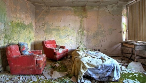 mothernaturenetwork:  8 eerie abandoned hotelsThese once-stellar buildings are now rundown, which is