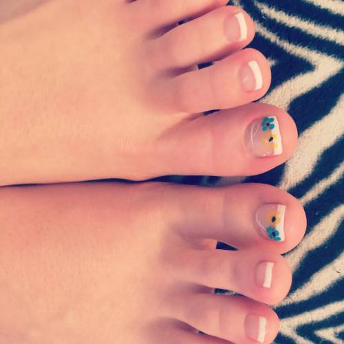 melanieteensoles: Hey good morning guys just wanted to share my new pedicure! And update you cause a
