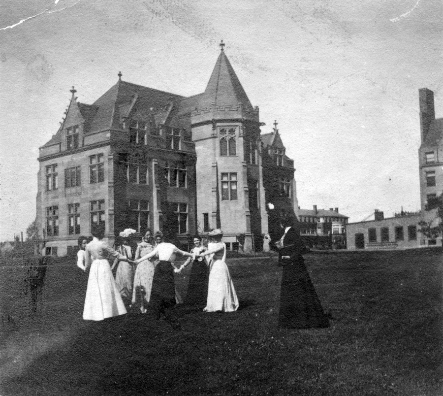 feuille-d-automne:  Dormitories (Buildings) ,College students ,Exterior views , 1901.