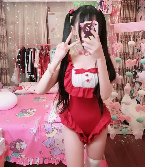 hntaiying: 最近拍的图，你们喜欢的cosplay加双马尾纯白丝袜，还有就是，不要以为我们萝莉都是飞机场，我想说，穿了衣服你能看出来么？ 下面一段衣服一共五十多张图，其他的发到群里了，自己下载
