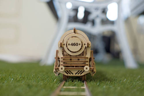 mulgarath: culturenlifestyle:  Timeless Hand Assembled Mechanical Wooden Models By UGEARS UGEARS is a set of miniature mechanical models of train, trams, tractors, engines and other motor devices.  These extravagant locomotive models are churned into