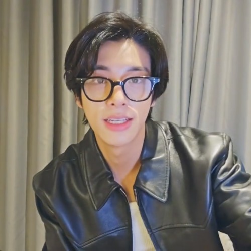 Btw Jake W Glasses And A Leather Jacket W His Forehead Showing Like That Should Be Illegal