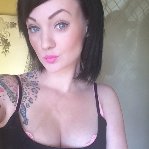 vorpalsuicide:  sidefringe loving 💗💋 @limecrimemakeup #countessaflourescent  Queen <3