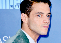 whoismrrobotgifs:Rami Malek attends The 22nd Annual Critics’ Choice Awards at Barker Hangar on December 11, 2016 in Santa Monica, California.