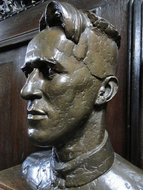 ouphrontis:Head of T.E. Lawrence done by Eric Kennington in 1926. Of it T.E. said  ‘Magni