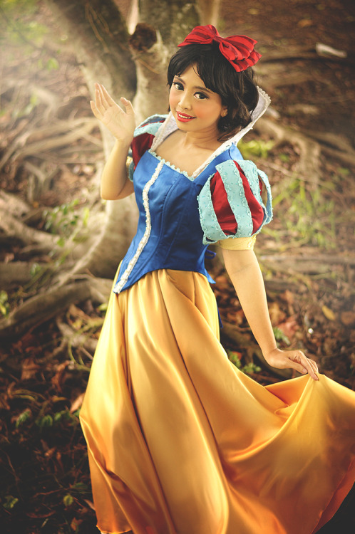 oruntia: Snow White Cosplay  costume, props, makeup by me photo by epi corner animal stock by w