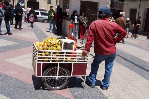 Vendador de jugo de toronja (pomelo), Potosí, Bolivia, 2006.Forget which term is used in South Ameri