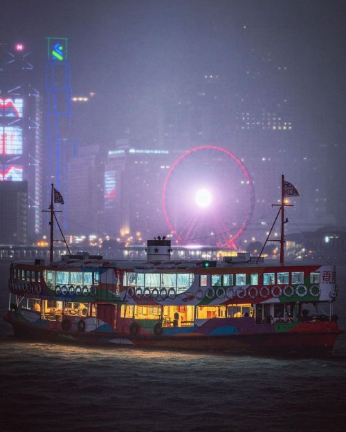 In heavy rain #starferry #hongkong #discoverhongkong #nightshooters #theimaged #nightharbour #ファインダー