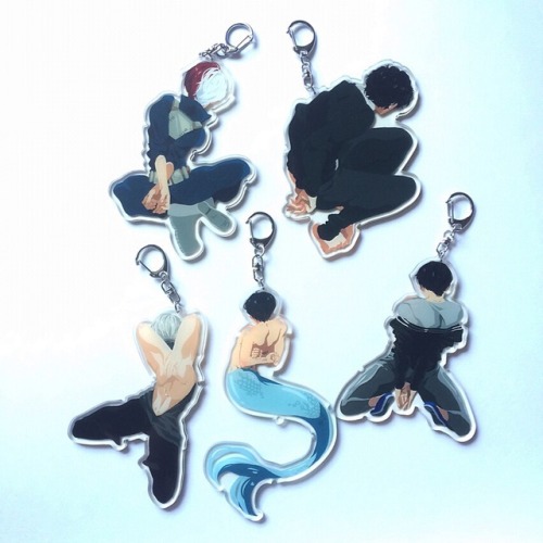 yuilien:Fan service earphone holder charms!!!!!! Clear acrylic, Double sided, 4in-5in REALLY REALLY BIG CHARMS for wrapping your earphones!! 😂✨ New merch I made for AX! Going to be selling at artist alley on table G37 w Azu!! Hope you can come visit