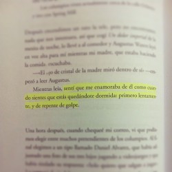 e-r-r-o-r-e-s:  Es que estoy enamorada de este libro 😍 #johngreen #bajolamismaestrella #momentounicornio #instachile #amor (en amor, amor, amor…matenme 😰😞)