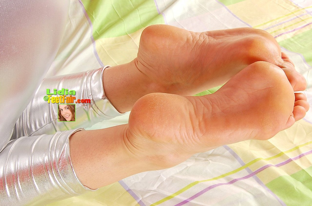 mrbluecat:  Lovely girl and lovely feet