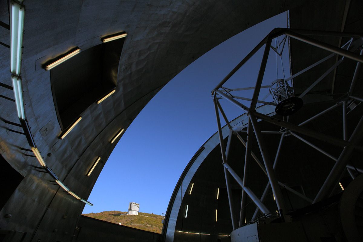 Vista do interior da cúpula do Gran Telescopio Canarias (GTC), Observatorio del Roque de los Muchachos, La Palma. O Observatorio del Roque de los Muchachos está localizado numa das ilhas Canárias e é um dos melhores locais de observação na Europa. Em...