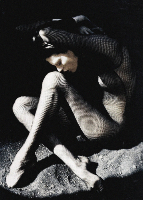 dormanta:Kristen McMenamy in “NEO Urban Carmen” by Javier Vallhonrat for Vogue Italia April 1990