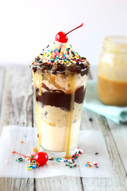 confectionerybliss:Chocolate Chip Cookie Dough Hot Fudge SundaeSource: Creme De La Crumb  *licks lips*