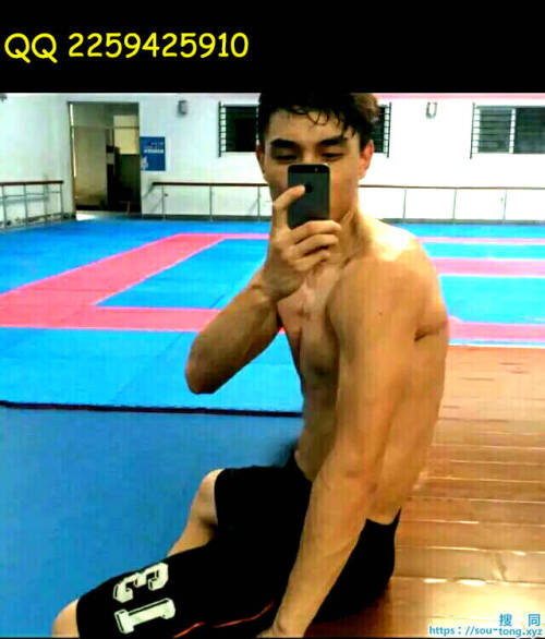 boydeptraialone:  mantop106910:  是個身材很精實的大學練跆拳的直男帥氣大生  Hot 