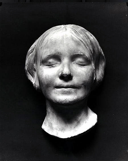 sixpenceee:  A death mask is a wax or plaster cast made of a person’s face following death. Death masks may be mementos of the dead, or be used for creation of portraits.  More information 