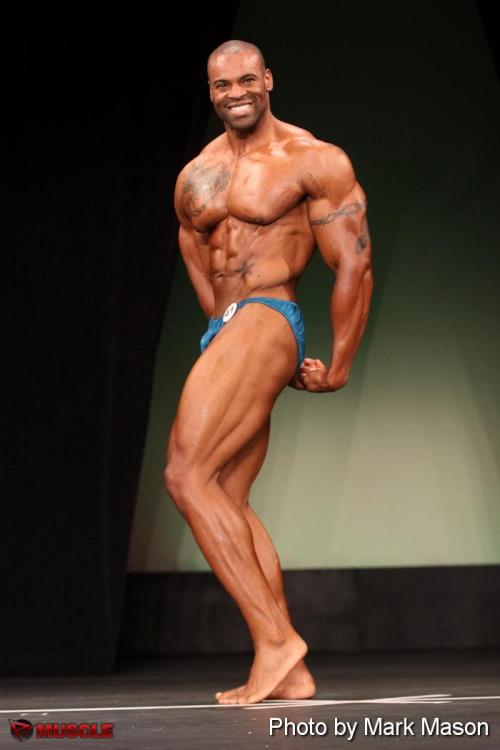muscleforme:Hot man with a bad case of gyro. 