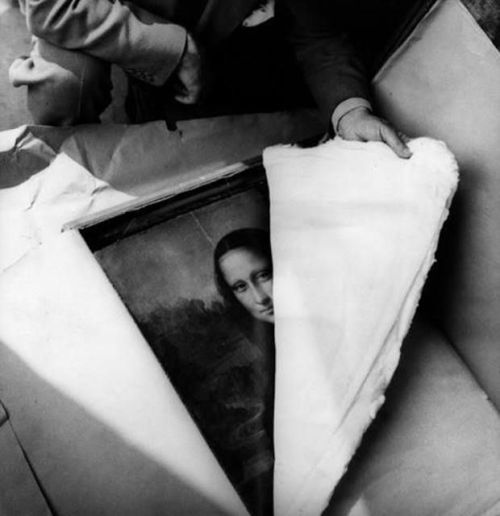 historicaltimes: Opening the Mona Lisa at the end of WWII, 1945 via reddit 