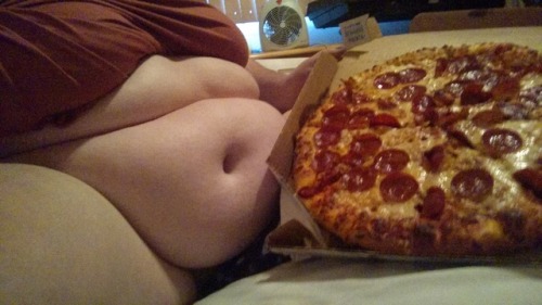 megasweettooth-bbw:I love when my boyfriend spoils me, a pizza all to myself! And just for reference