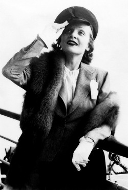 Marlene Dietrich arriving in Plymouth for