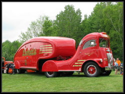 daily-meme:  1940’s LaBatt Streamliner