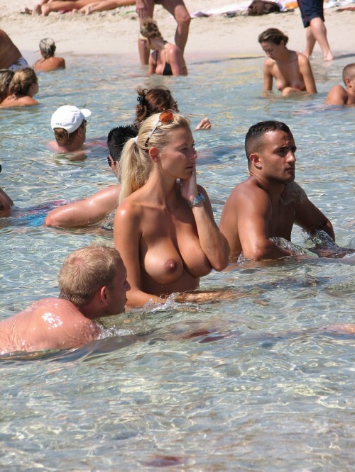 bikiniboob:  boobsandsmiles:  Beautiful busty beach babe. And it’s just a coincidence that she’s surrounded by guys.  Always a reblog