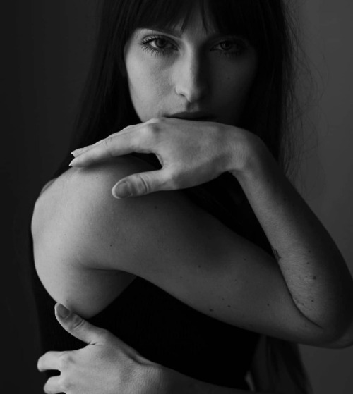 solennejakovsky:  La douce Aurore passée me voir aujourd'hui pour son book ✨ Une belle année qui ne pouvait pas mieux commencer 🖤 Infos shooting, déroulement, contact: Solennejakovsky.com #solennejakovsky #paris  #shooting #portrait  #lovelygirl