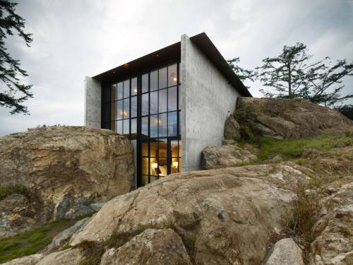 (via Elemental Elegance: 8 Remote Homes Extruding from the Landscape - Architizer)